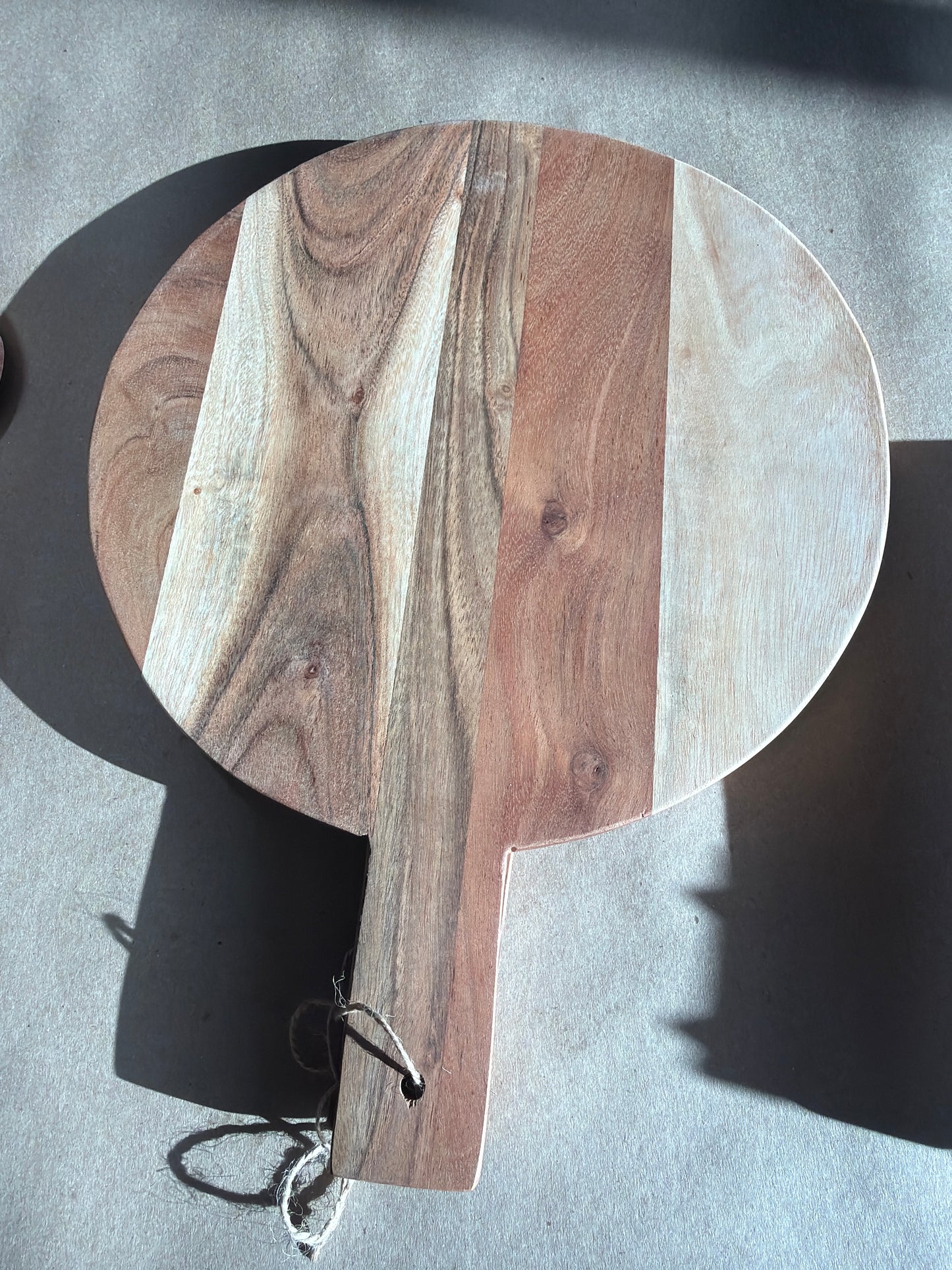 Wood Board round w/ handle 12x16”
